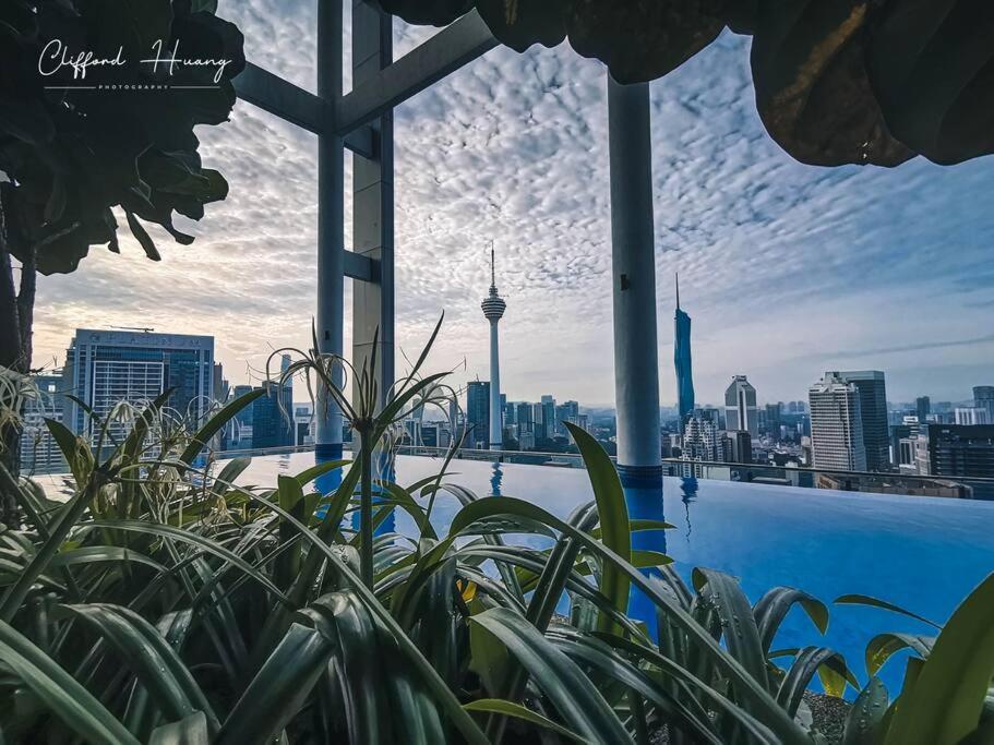 קואלה לומפור The Colony By Infinitum Best Pool View Klcc Trx Merdeka 118 Kl Tower מראה חיצוני תמונה