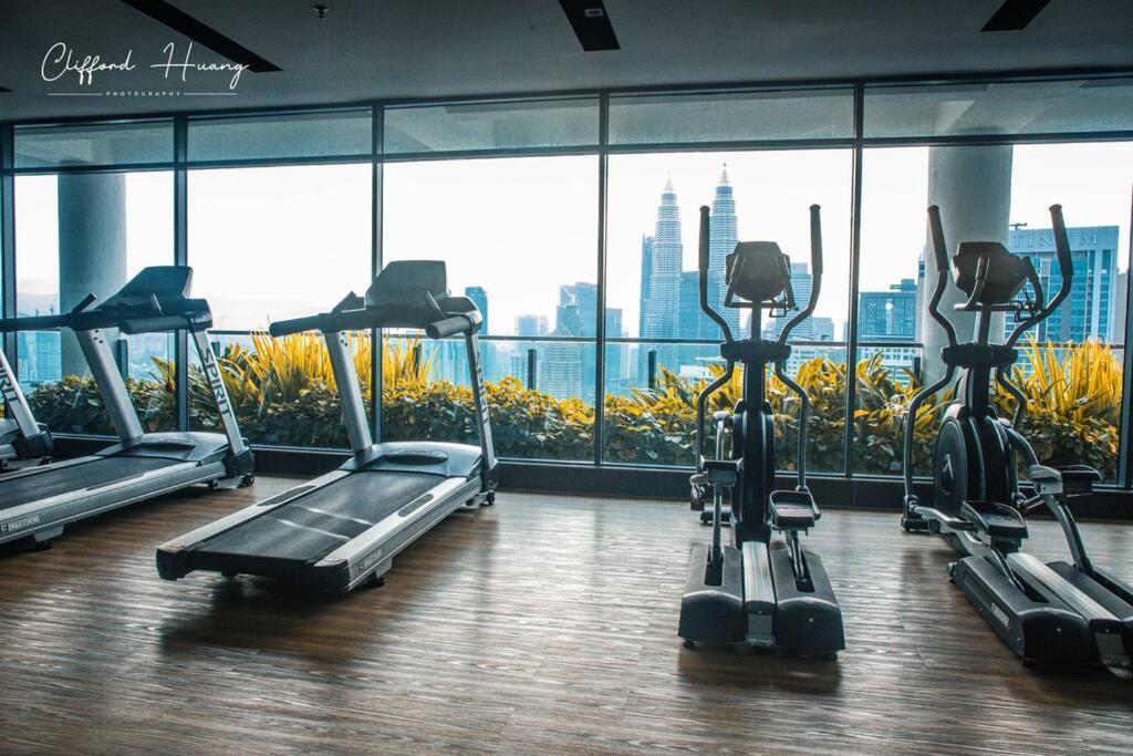קואלה לומפור The Colony By Infinitum Best Pool View Klcc Trx Merdeka 118 Kl Tower מראה חיצוני תמונה